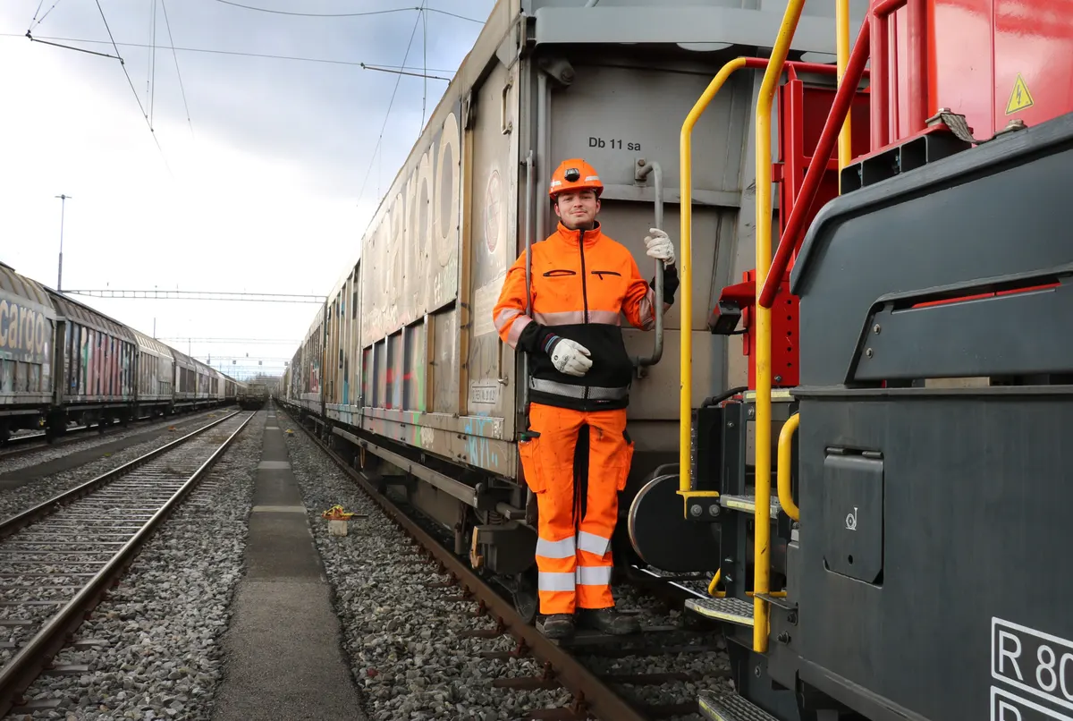 Agent ferroviaire sur wagon de fret