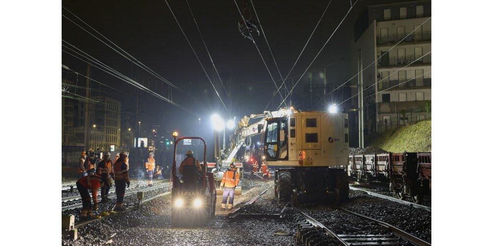 Chantier ferroviaire urbain nocturne