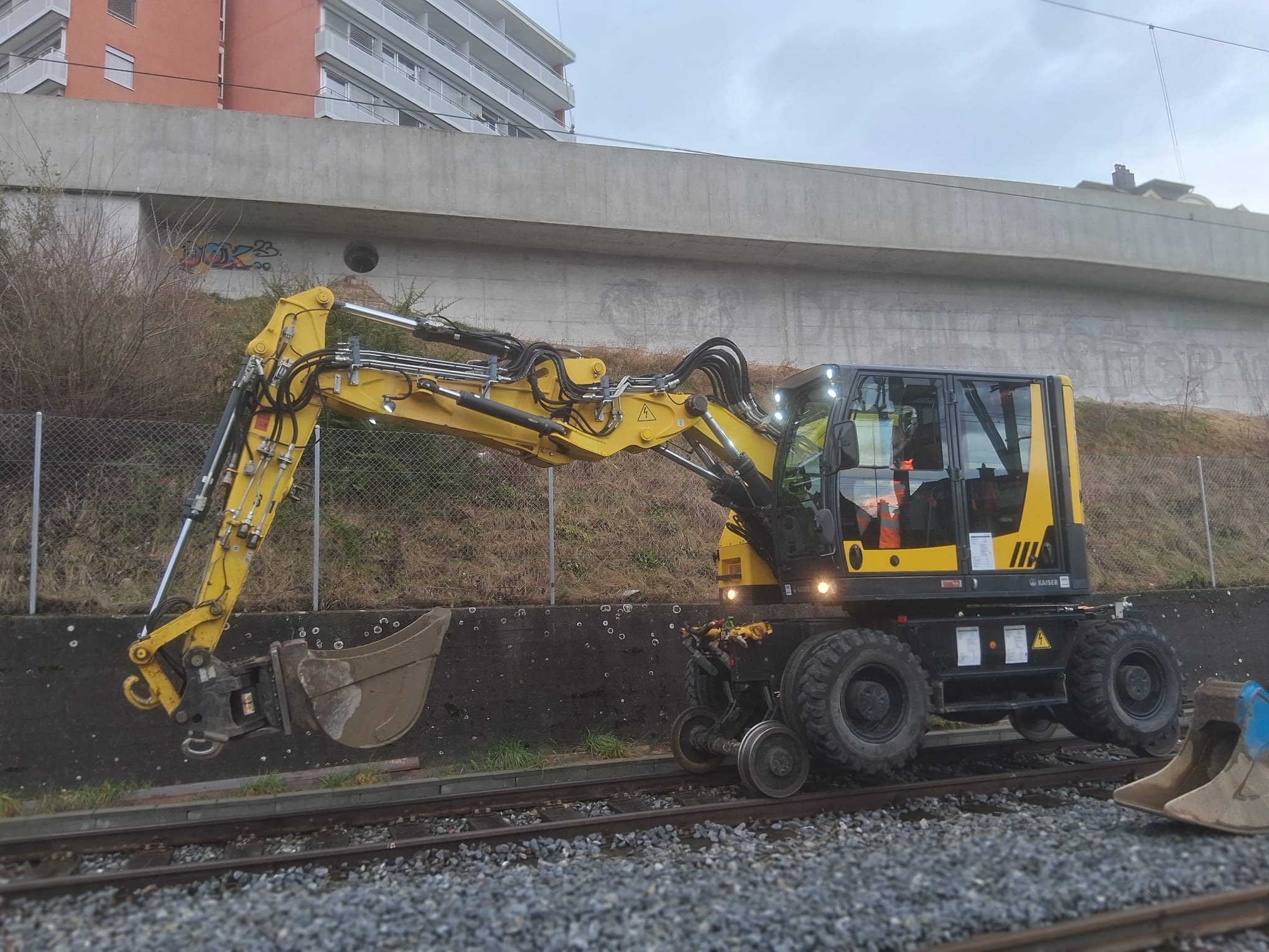Pelle rail-route en intervention